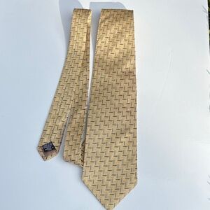 Geoffrey Beene Elegant Gold Patterned Men's Silk Tie